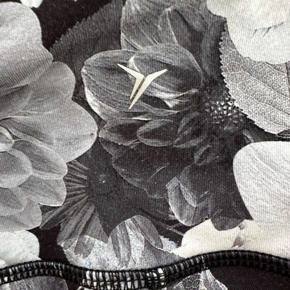 OLD NAVY GRAY Floral Cropped Yoga Leggings Size M - Picture 6 of 8